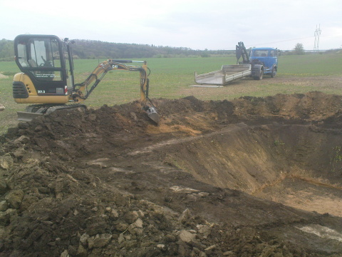 Minirypadlo CAT 301.5 při přesném výkopu jámy